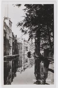 606360 Gezicht op de Oudegracht te Utrecht, met links de achterzijden van de huizen aan de Lijnmarkt en op de ...